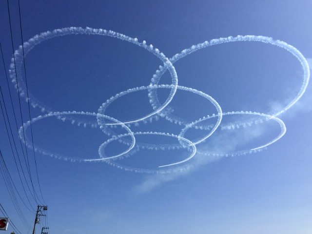 空に五輪マークを描く、ブルーインパルス